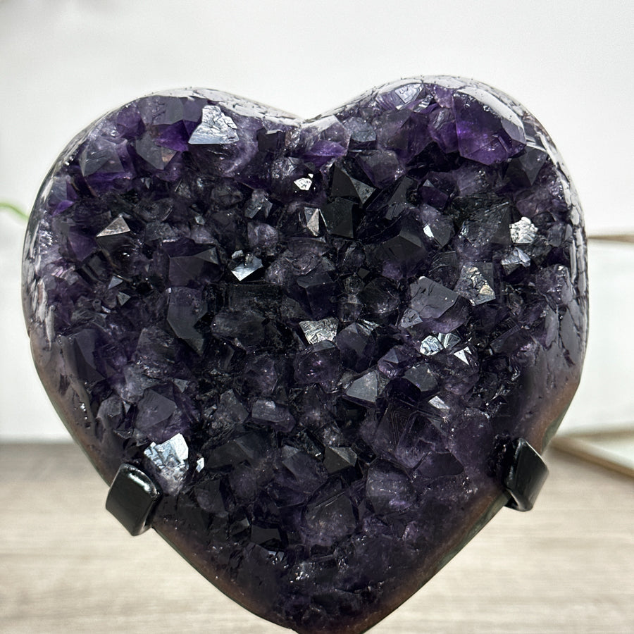 Amethyst-Kristallherz mit intensiv schattierter, dunkelvioletter Kristallzone