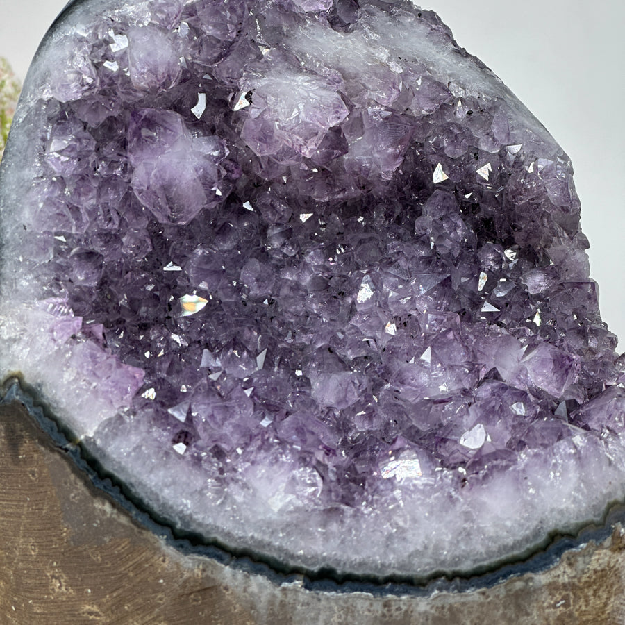 Amethyst-Kathedrale groß mit dicht gewachsener Kristallarchitektur