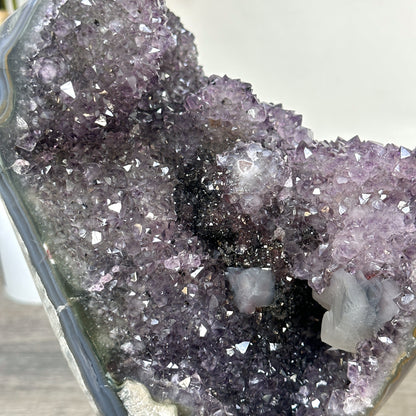 Amethyst-Achat-Exemplar mit integrierten Hämatit-Formationen