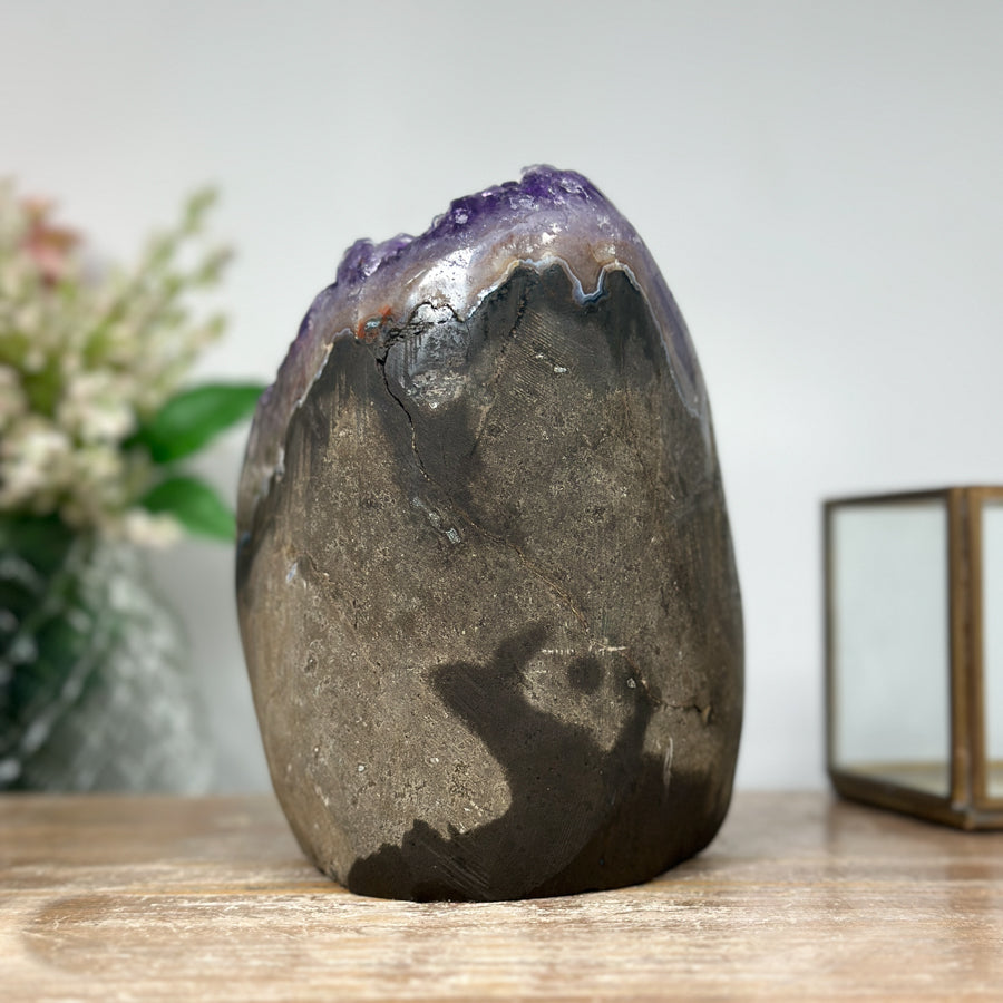 Amethyst-Kathedrale mit tiefviolett schimmernder Kristallzone