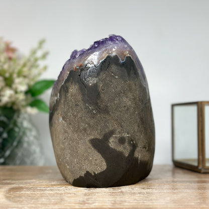 Amethyst-Kathedrale mit tiefviolett schimmernder Kristallzone