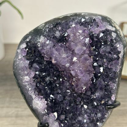 Amethyst-Kristallcluster mit gleichmäßig gewachsener Kristallstruktur