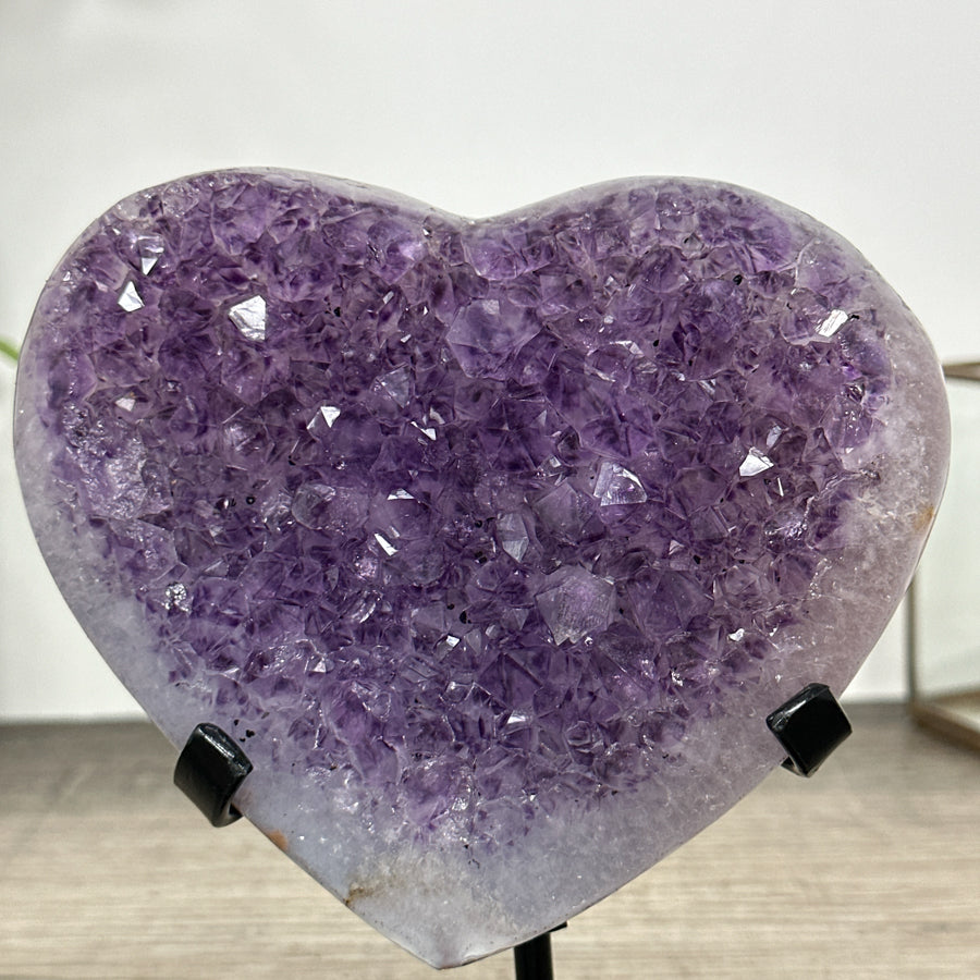 Amethyst-Quarz-Herzskulptur mit violetter Kristallzone und kristallklarer Quarzmatrix
