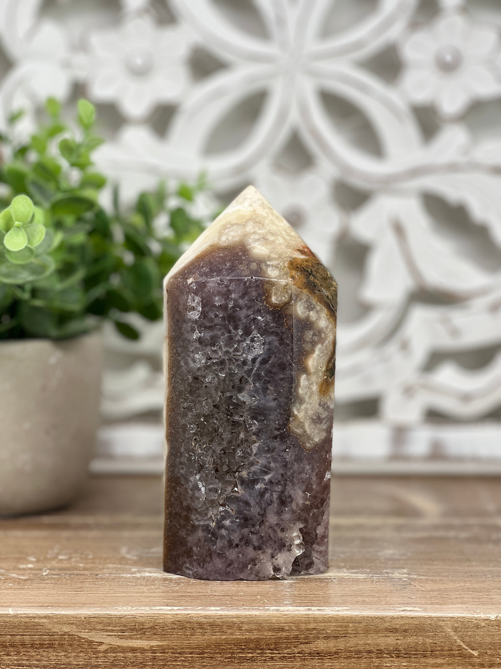 Amethyst-Jaspis-Obelisk mit kontrastreicher Mineralstruktur