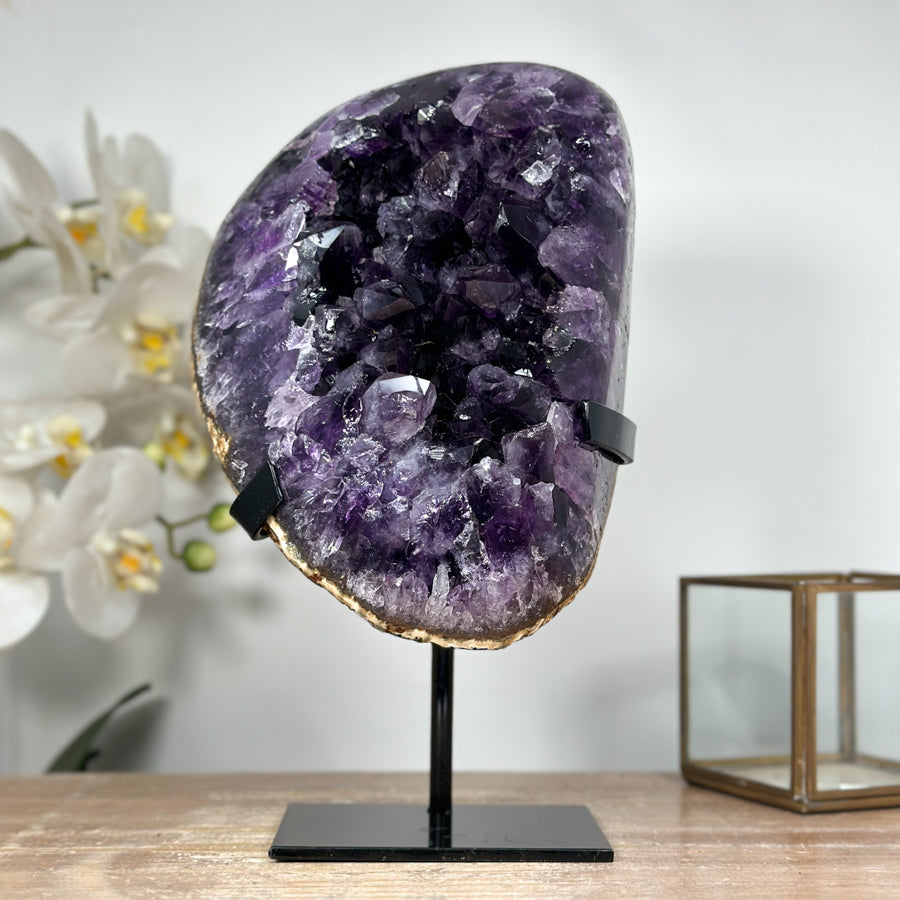 Amethyst-Kristall groß mit klar definierter Spitzenstruktur, in hochwertiger Naturqualität