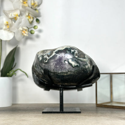 Amethyst-Geode mit harmonisch geöffneter Kristallkammer