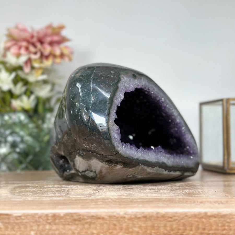 Amethyst-Achat-Geode mit ausgeprägter Druzy-Kristallkammer