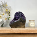 Amethyst-Druse mit tief ausgeprägter, architektonischer Kristallkammer