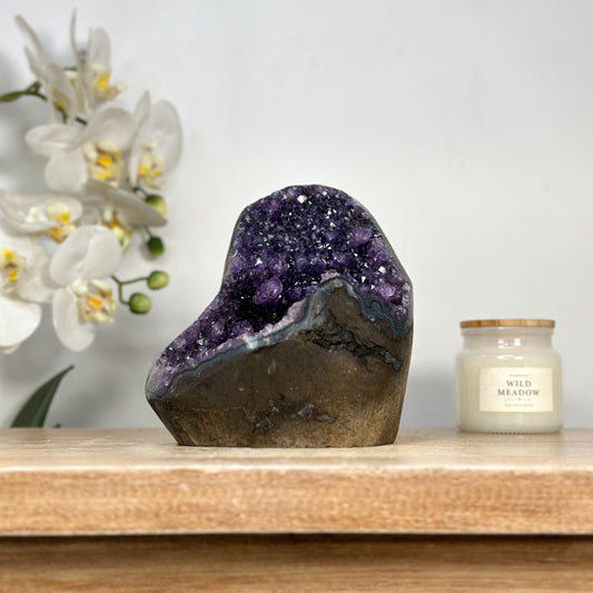Amethyst-Druse mit tief ausgeprägter, architektonischer Kristallkammer