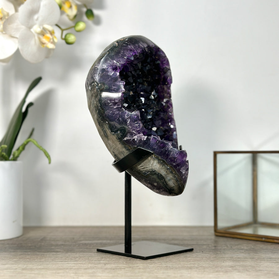 Amethyst-Geode mit offener, harmonischer Kristallarchitektur
