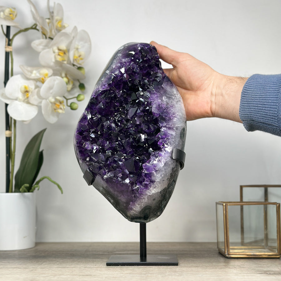 Amethyst-Kristallcluster mit intensiv dunkler Purpurzone