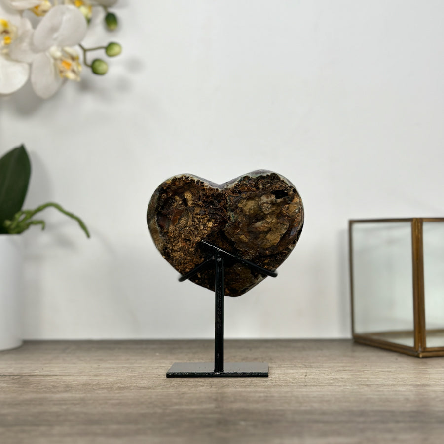 Amethyst-Herzskulptur mit kraftvoll gewachsener, purpurner Kristallstruktur