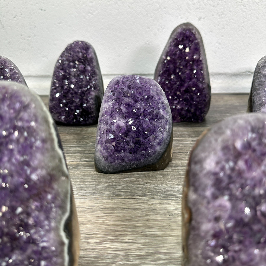 Amethyst-Kathedralen-Set 12-teilig, mit symmetrisch gewachsenen, violetten Kristallkammern