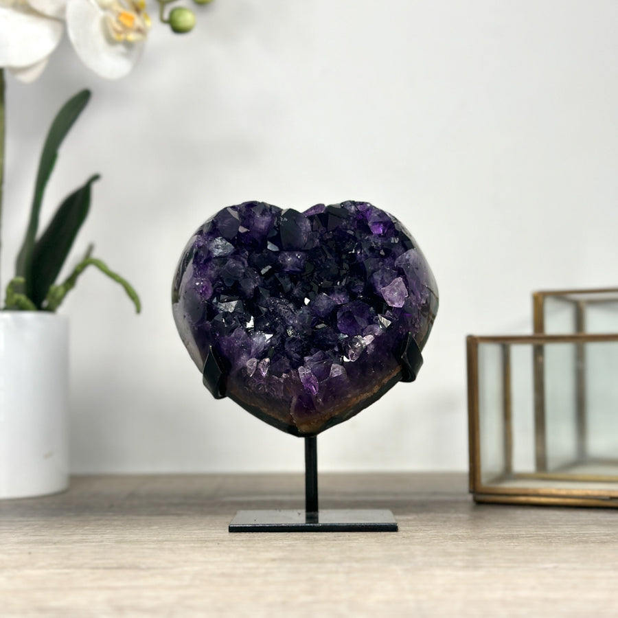 Amethyst-Herz mit tiefvioletter, intensiv schimmernder Kristallstruktur