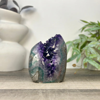 Amethyst-Druse mit natürlicher tiefvioletter Kristallstruktur