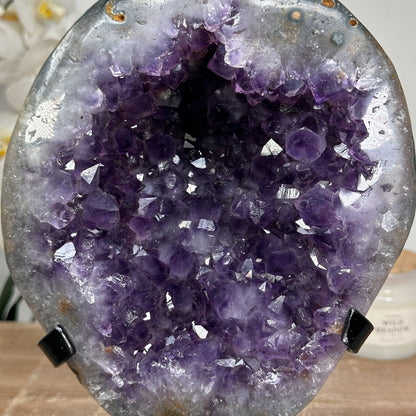 Amethyst-Geode mit weit geöffneter Kristallkammer