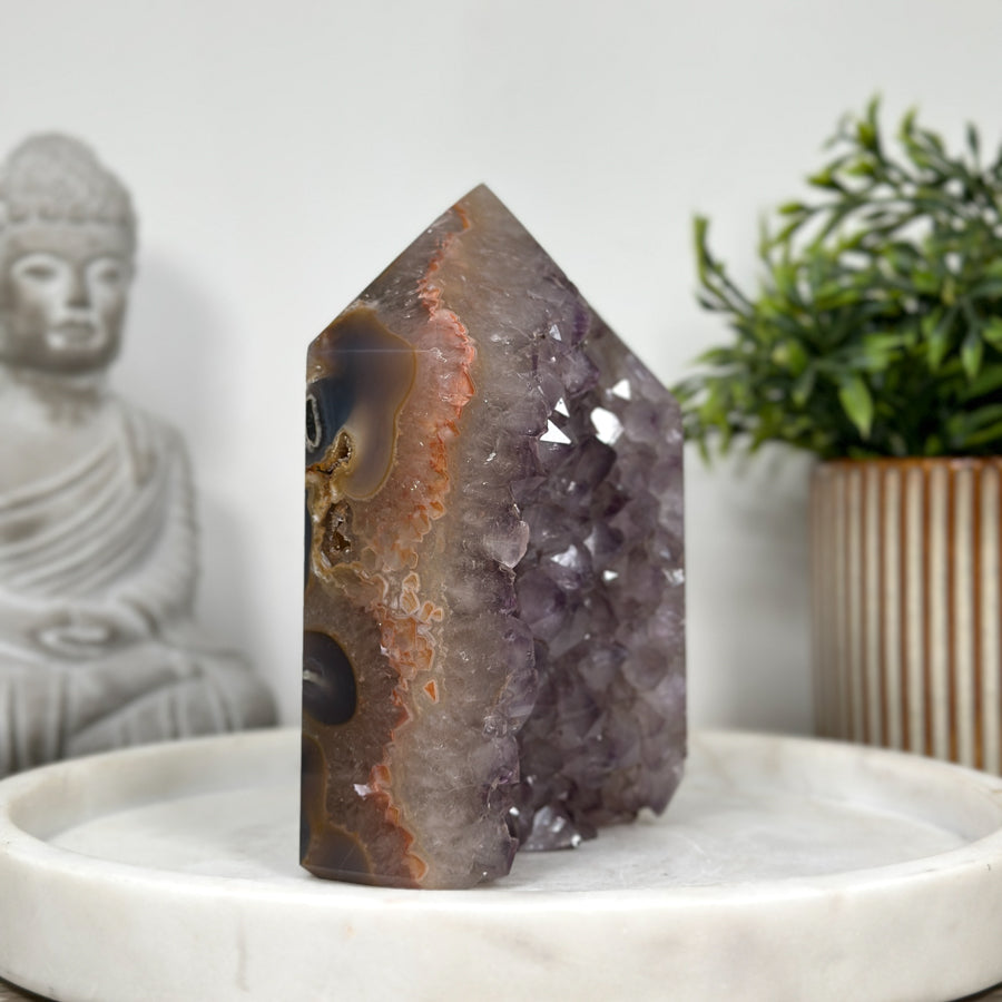 Amethyst-Achat-Obelisk  mit vielschichtiger Kristallstruktur