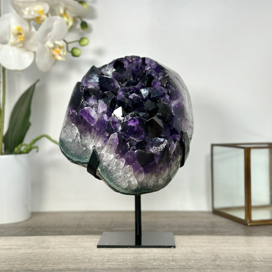 Amethyst-Geodencluster mit großflächigen, kraftvoll gewachsenen Kristallspitzen