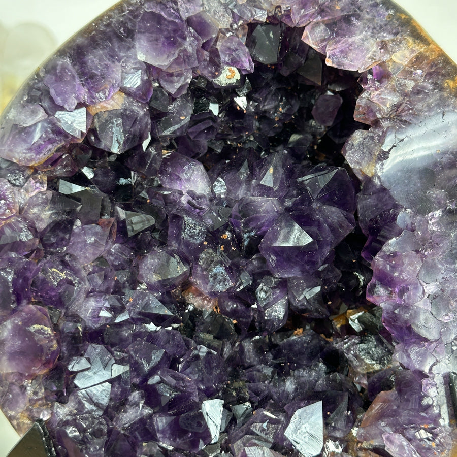 Amethyst-Cluster mit groß gewachsener, tiefvioletter Kristallzone