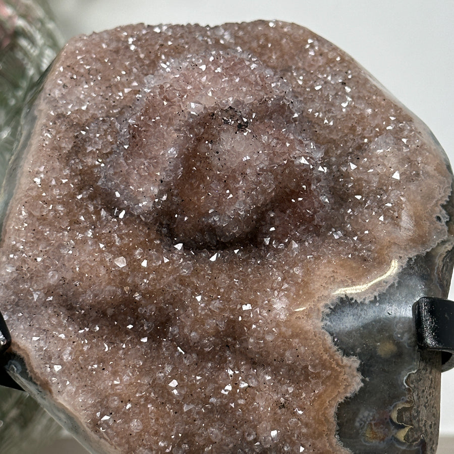 Quarz-Druzy mit kristalliner Calcitauflage und funkelnder Oberflächenstruktur