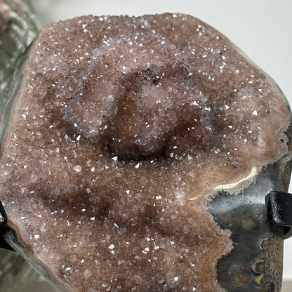 Quarz-Druzy mit kristalliner Calcitauflage und funkelnder Oberflächenstruktur