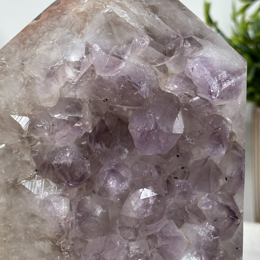 Amethyst-Achat-Obelisk mit ausgeprägter Kristallmatrix