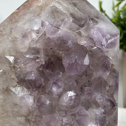 Amethyst-Achat-Obelisk mit ausgeprägter Kristallmatrix