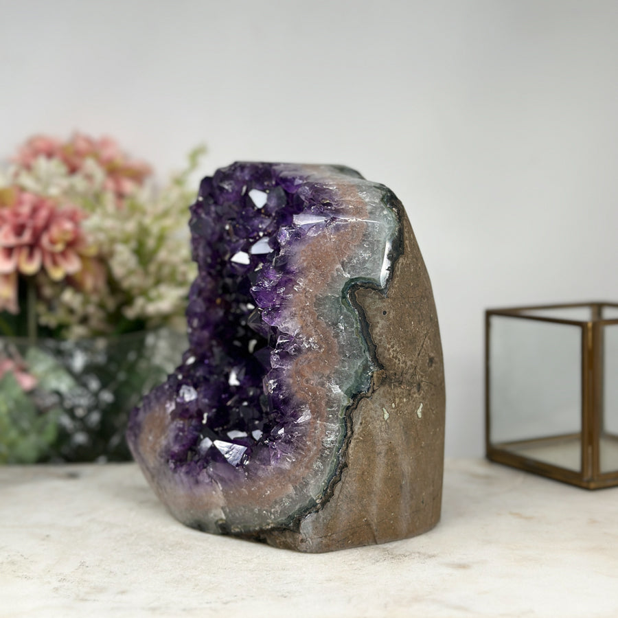 Amethyst-Kathedrale mit einladend geöffneter Kristallkammer und violetter Kristallarchitektur