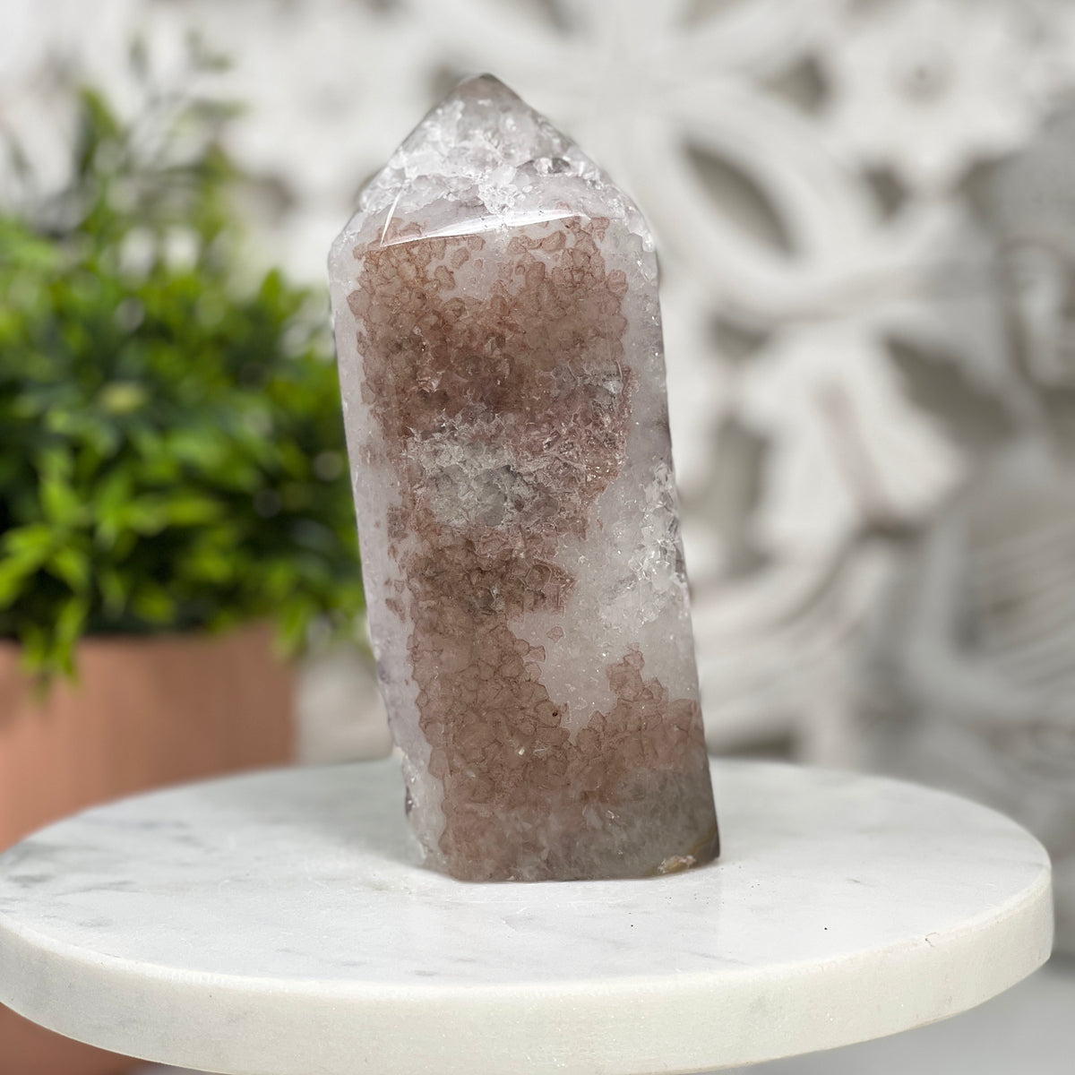 Naturstein-Geoden-Obelisk mit kristallinem Innenzentrum