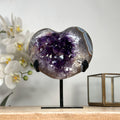 Amethyst-Blauachat-Herzskulptur mit gebänderter Achatstruktur und violetter Kristallzone