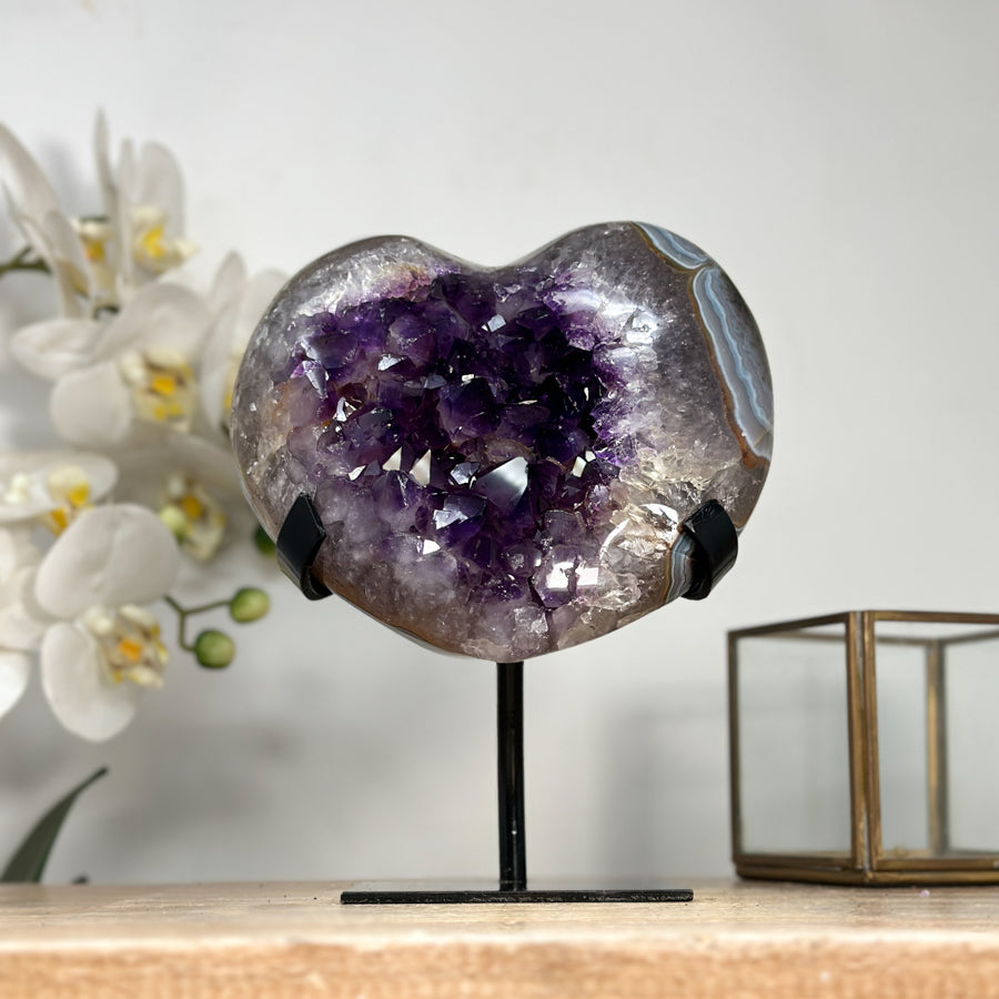 Amethyst-Blauachat-Herzskulptur mit gebänderter Achatstruktur und violetter Kristallzone