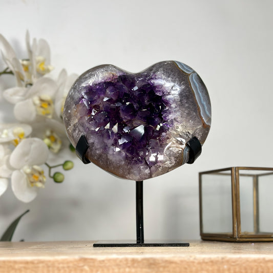 Amethyst-Blauachat-Herzskulptur mit gebänderter Achatstruktur und violetter Kristallzone