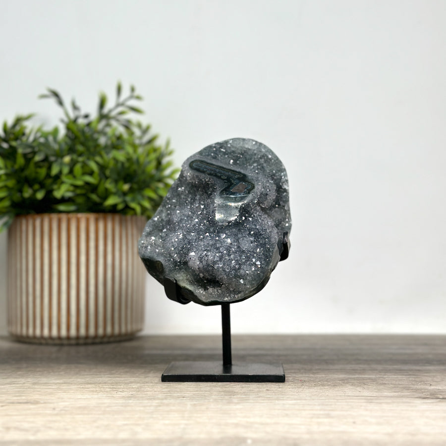 Kristallenskulpturen-Set 4-teilig, aus Naturstein mit kristallinen Oberflächen und Mehrfarbigkeit