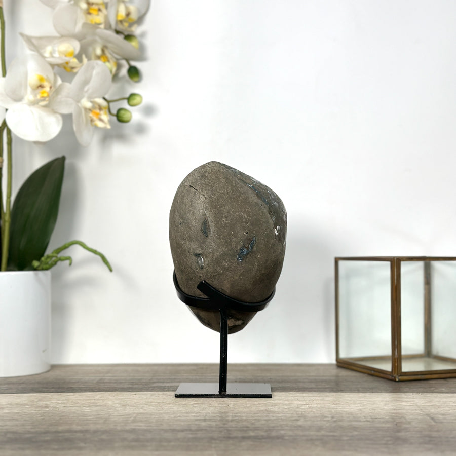 Schwarze Quarz-Druzy-Geode mit feinkristalliner Oberfläche