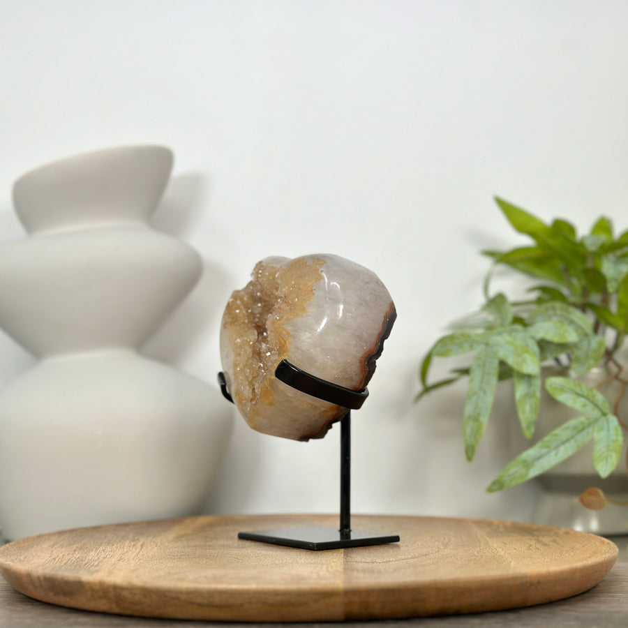 Gelbe Quarz-Herzskulptur mit transparenter, lichtreflektierender Kristallstruktur