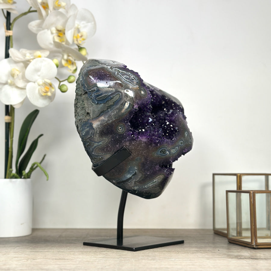 Amethyst-Geode mit außergewöhnlicher, tropfsteinartiger Innenarchitektur, in ausgewählter Spitzenqualität