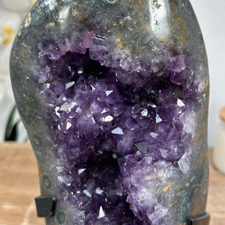 Amethyst-Geode mit skulpturaler Kristallarchitektur