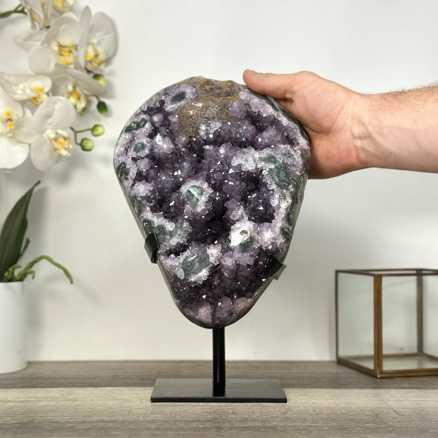 Amethyst-Geode mit ausgeprägter Stalaktitenoberfläche