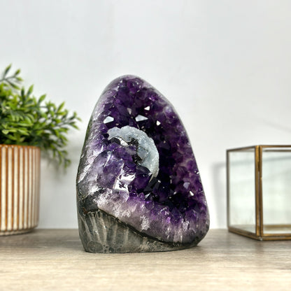 Amethyst-Kathedrale mit eindrucksvoller Kalzit-Einlagerung und violetter Kristallstruktur