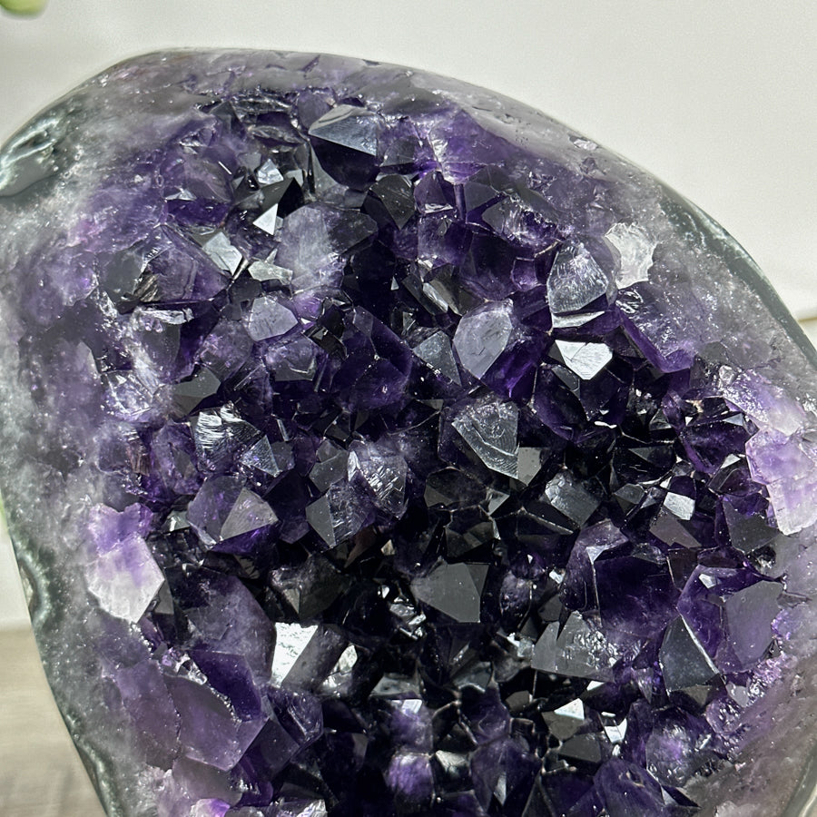 Amethyst-Stein mit breit gefächerter, tiefvioletter Kristallzone