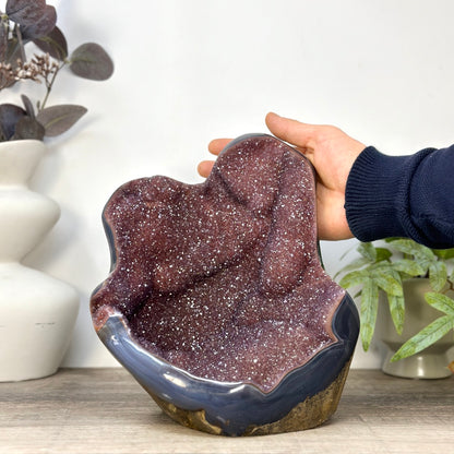 Roter Amethyst als kraftvolles Statement-Stück mit blauer Achat-Bänderung