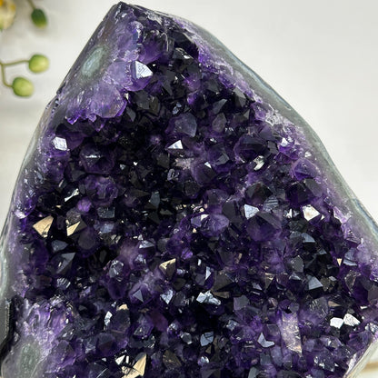 Amethyst-Geode mit tiefvioletter, raumgreifender Kristallstruktur, in ausgewählter Spitzenqualität