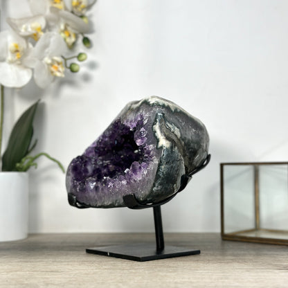 Amethyst-Geode mit harmonisch geöffneter Kristallkammer