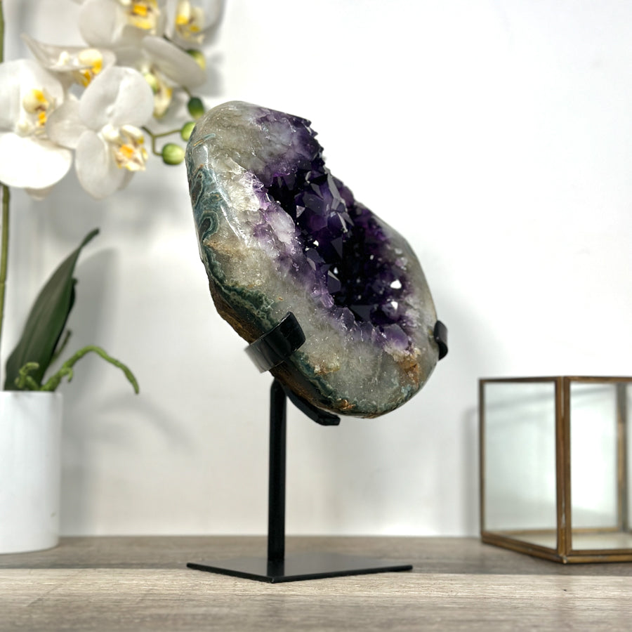 Amethyst-Geode mit weit geöffneter, leuchtender Kristallkammer