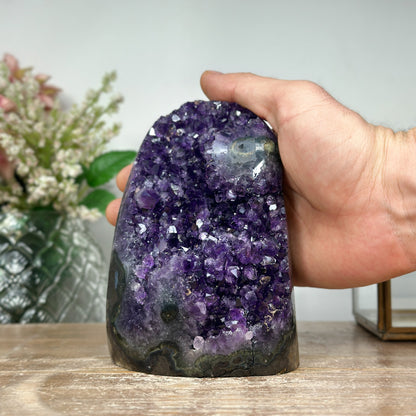 Amethyst-Kathedrale mit markant facettierter Kristallarchitektur
