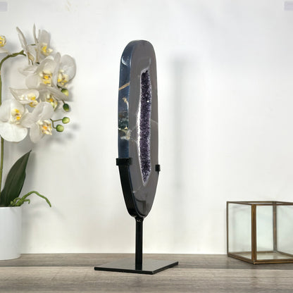 Achat-Portal mit funkelnden Amethyst Kristallen