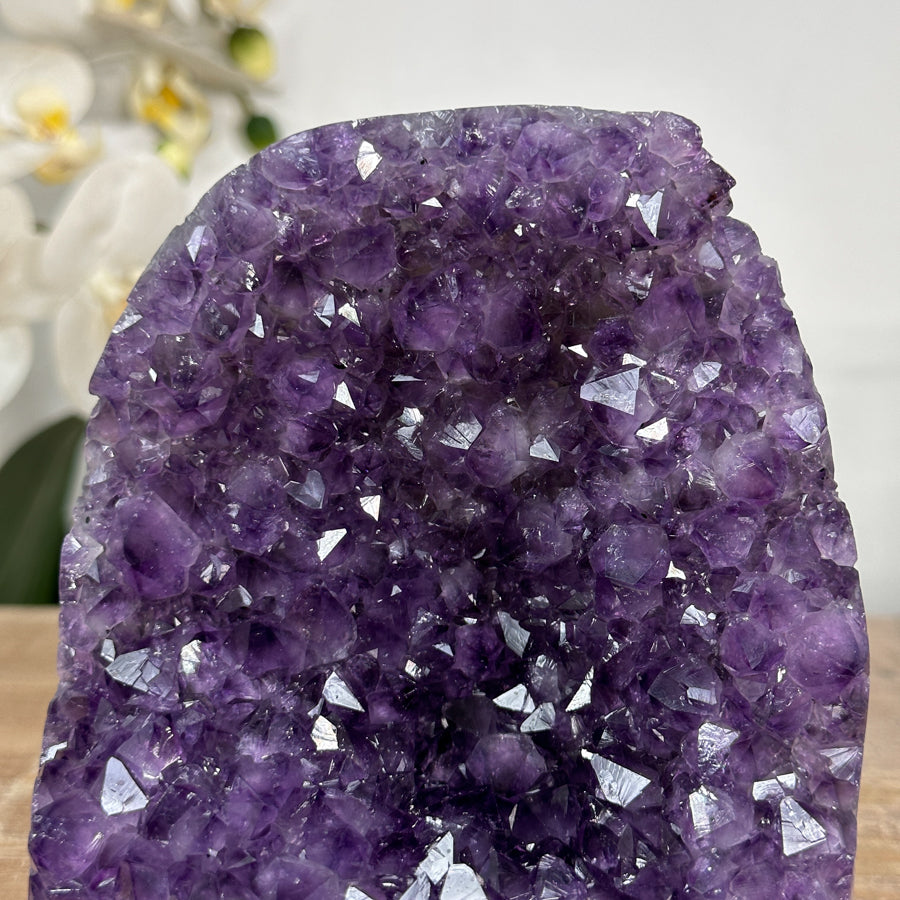 Amethyst-Kathedrale mit großflächigen, prägnanten Kristallspitzen
