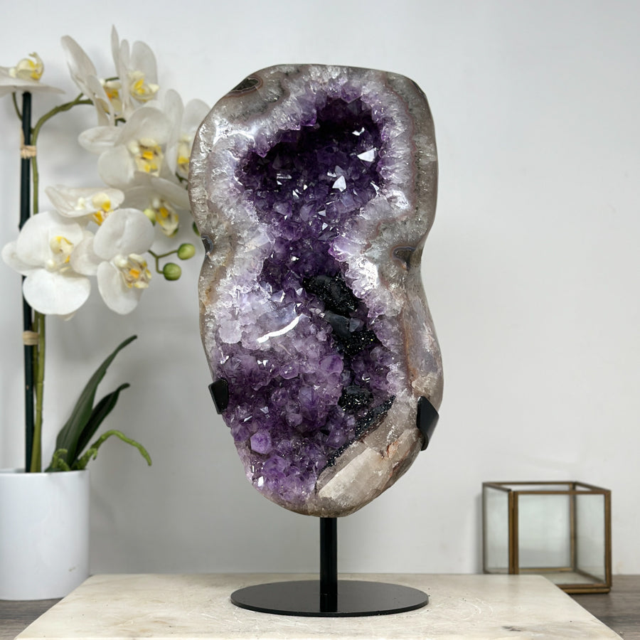 Amethyst-Geode XL mit beeindruckend ausgebildeter Kristallkammer