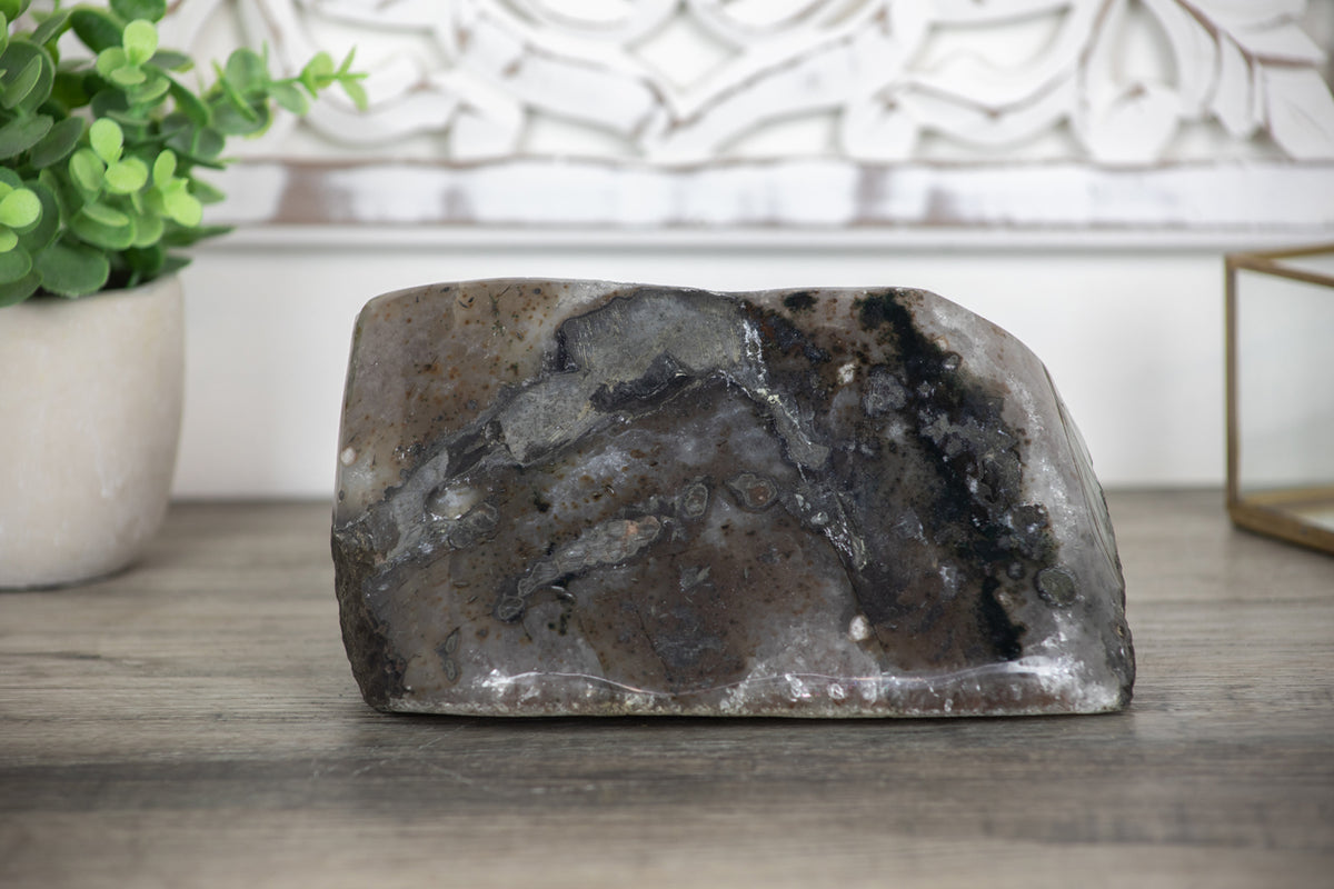 Amethyst-Geode groß mit dicht gewachsener, purpurfarbener Kristallstruktur