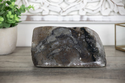 Amethyst-Geode groß mit dicht gewachsener, purpurfarbener Kristallstruktur
